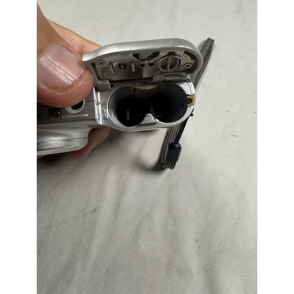 Nikon Coolpix L4 4MP Digital Camera Silver 3x Zoom Untested Parts Repair